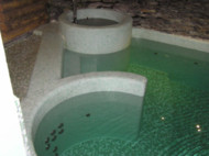 Бассейн с купелью и аэромассажной зоной и римской лестницей