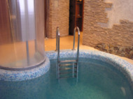 Бассейн с подводным освещением в частном интерьере