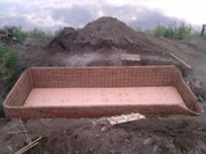 Возведенная опорная кирпичная стенка с утеплением дна пеноплексом